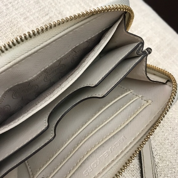 Michael Kors Smartphone Wristlet - Picture 6 of 8